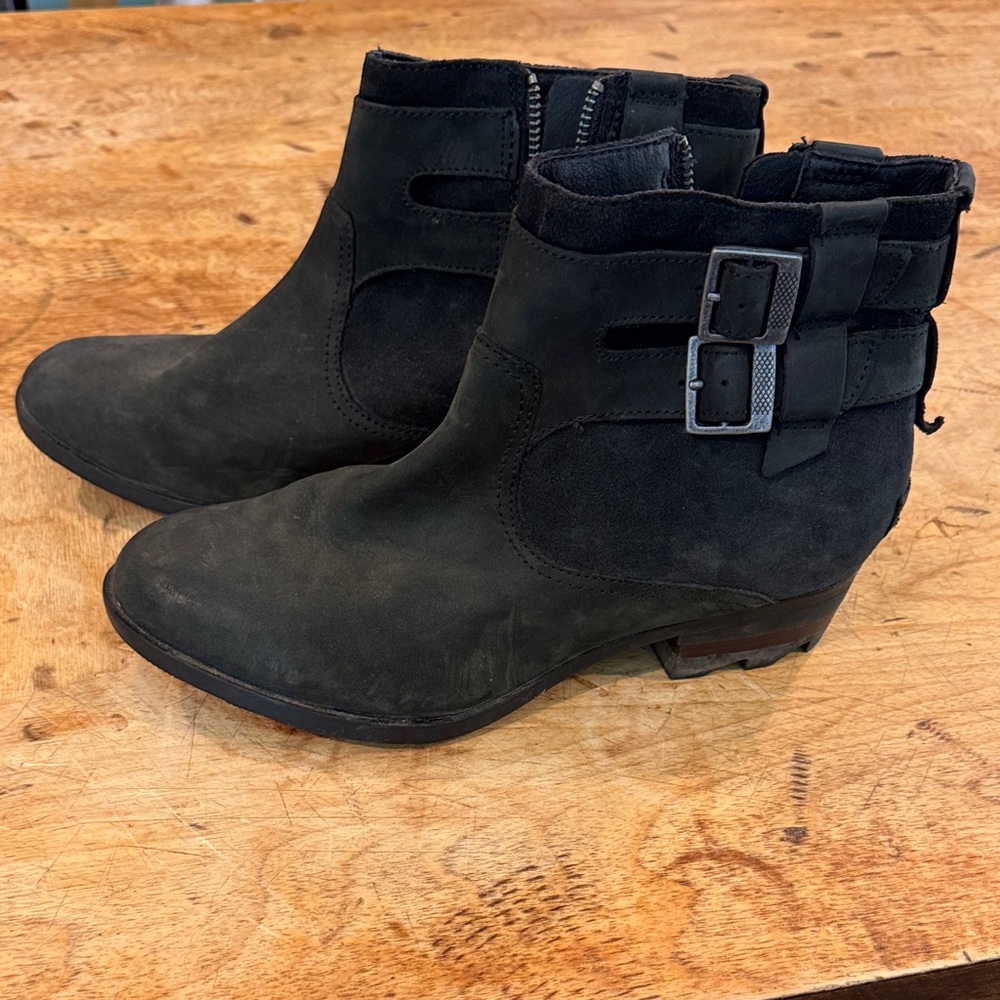 Sorel Lolla black ankle boots size 9